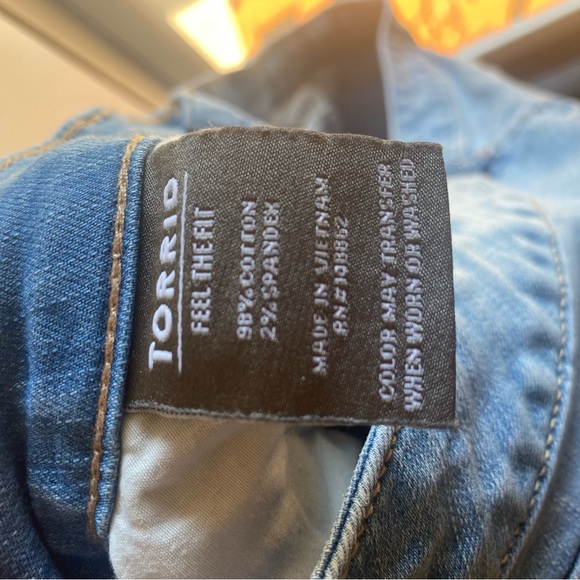 Torrid Boyfriend Straight NWOT 20R Medium Distressed Premium Stretch Mid Rise - Picture 11 of 11